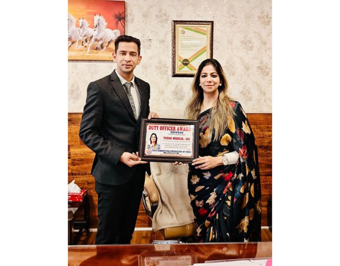 Commissioner Secretary Tourism receiving award. Commissioner Secretary Tourism receiving award.