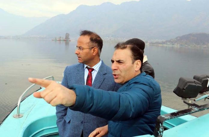 VC LCMA during extensive tour of Dal lake.