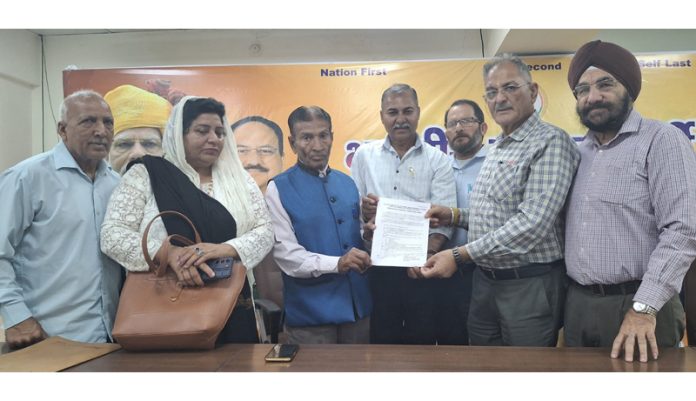 A delegation of PoJK Non-camp Displaced Person families submitting a memorandum of demands to Kavinder Gupta.