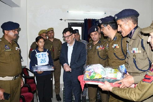 Commandant General HG/CD & SDRF J&K, SJM Gillani, interacting with a Yuva Aapda Mitra volunteer at CTI Kot Bhalwal on Monday. Commandant General HG/CD & SDRF J&K, SJM Gillani, interacting with a Yuva Aapda Mitra volunteer at CTI Kot Bhalwal on Monday.