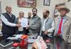Deputation of AIBCU submitting a memorandum to Cabinet Minister, Satish Sharma.