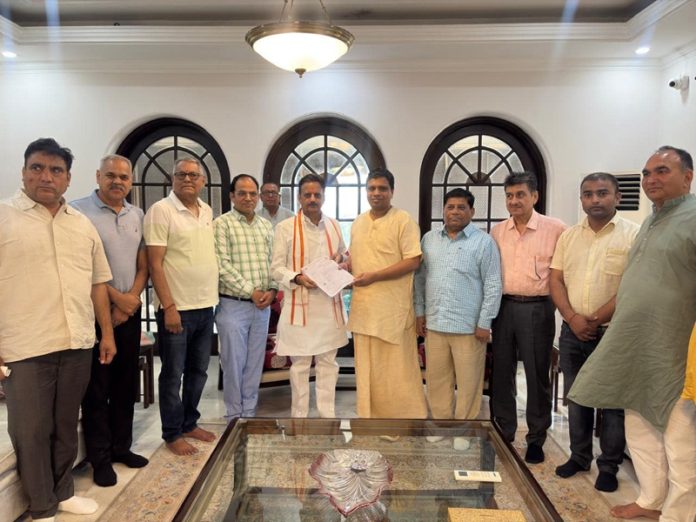 Acharya Balkrishan, General Secretary of Patanjali Yogpeeth Trust along with other dignitaries at an event in Rewa (MP). Acharya Balkrishan, General Secretary of Patanjali Yogpeeth Trust along with other dignitaries at an event in Rewa (MP).