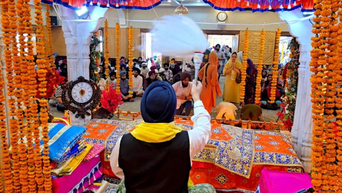 Hundreds gather at Gurudwara Chatti Padshahi in Rainawari to celebrate the vibrant festival of Baisakhi with devotion and joy. -Excelsior/Shakeel Hundreds gather at Gurudwara Chatti Padshahi in Rainawari to celebrate the vibrant festival of Baisakhi with devotion and joy. -Excelsior/Shakeel