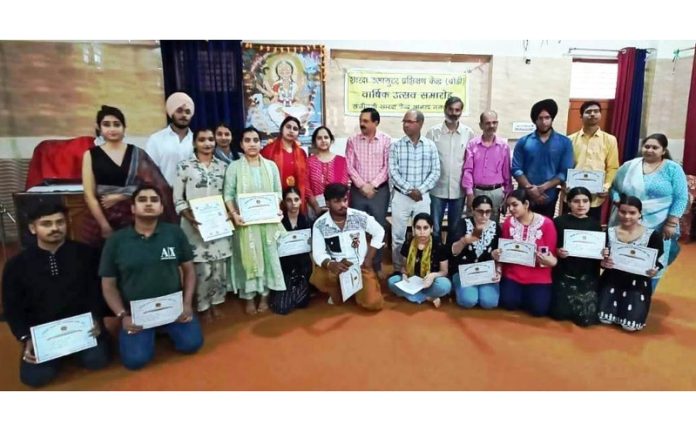 Students of Sharda Institute, Anand Nagar Bohri posing for a group photograph with dignitaries after receiving certificates.