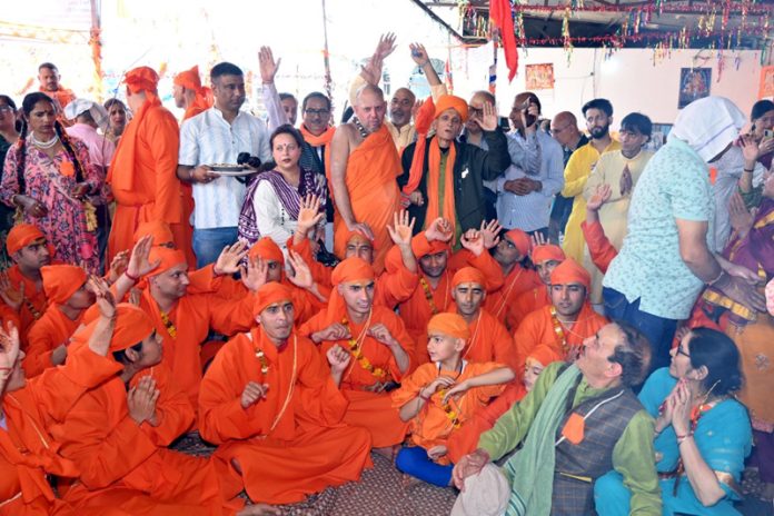 Shankaracharya of Shri Kalika Peetam Samsthanam, Tamil Nadu and other prominent people blessing the KP boys during a Yagnopavit ceremony at Nagrota on Thursday. Shankaracharya of Shri Kalika Peetam Samsthanam, Tamil Nadu and other prominent people blessing the KP boys during a Yagnopavit ceremony at Nagrota on Thursday.