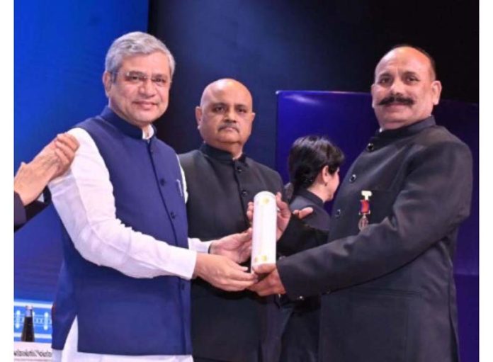 Om Parkash Daloutra, HC CBI ACB Jammu receiving President's Police Medal during a function at New Delhi.