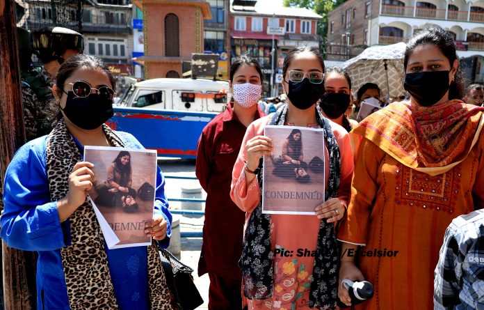 Kashmiri Pandit Employees Working In Valley Hold Silent Sit-In Against Pahalgam Attack Kashmiri Pandit Employees Working In Valley Hold Silent Sit-In Against Pahalgam Attack