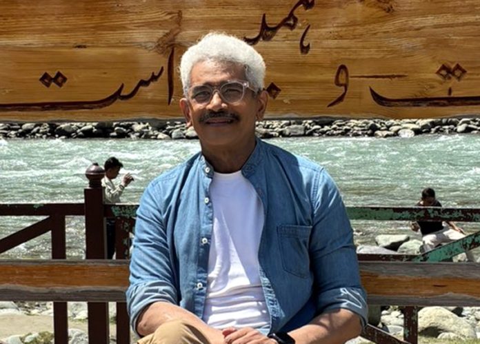 Actor Atul Kulkarni reaches Pahalgam with 'Chalo Kashmir' appeal to tourists Actor Atul Kulkarni reaches Pahalgam with 'Chalo Kashmir' appeal to tourists