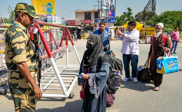 Pakistani nationals arrive at Attari border to leave India. Pakistani nationals arrive at Attari border to leave India.