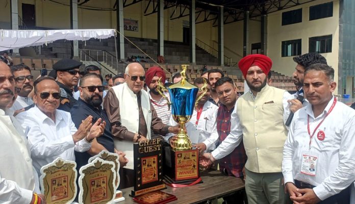 Dr. Farooq Abdullah posing alongwith players and organizers at MA Stadium. Dr. Farooq Abdullah posing alongwith players and organizers at MA Stadium.