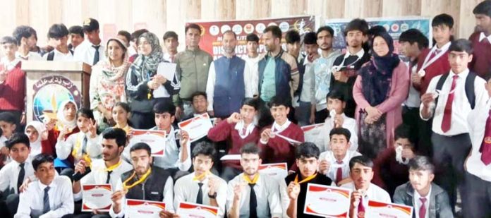 Players posing along with certificates during closing ceremony.