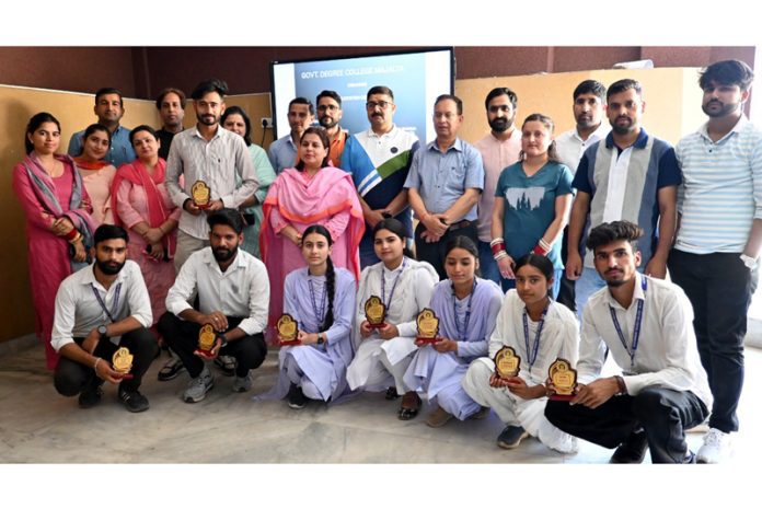 Students posing along with mementos during a programme.