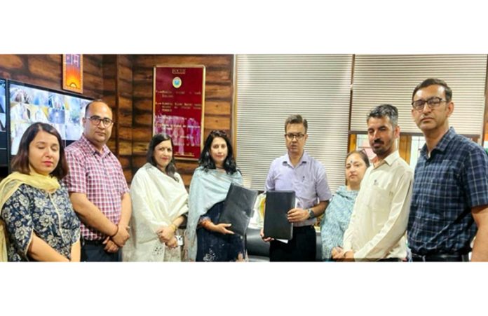 Principals of GCW Parade and GDC Bishnah displaying copies of MoU signed between two colleges. Principals of GCW Parade and GDC Bishnah displaying copies of MoU signed between two colleges.