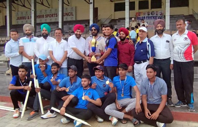 Dignitaries presenting trophy to winning team. Dignitaries presenting trophy to winning team.