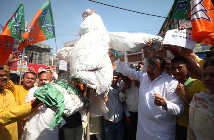 BJP activists staging a protest against Congress party at Kachi Chawni, Jammu on Thursday. -Excelsior/Rakesh