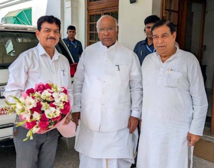 JKPCC chief spokesperson, Ravinder Sharma and former Minister Yashpaul Kundal during meeting with AICC chief, Malikarjun Kharge in Delhi.