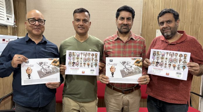 Balwant Thakur and others launching sketch book.