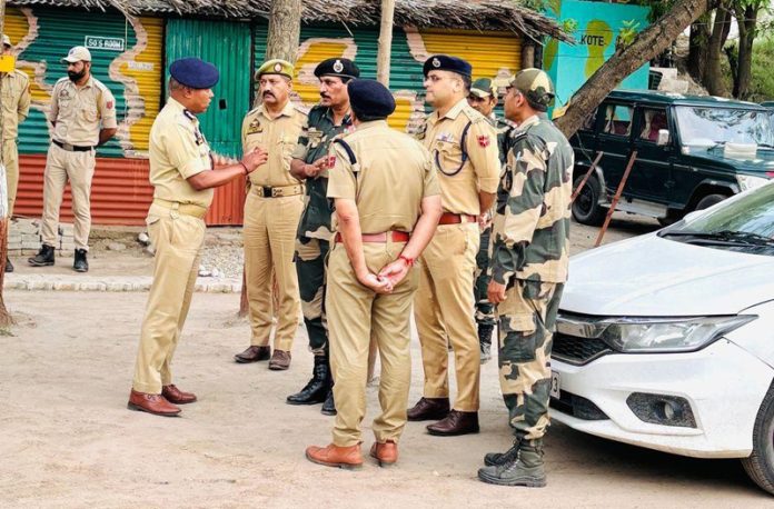 IGP Jammu Zone, BS Tuti, interacting with BSF and JKP personnel in Akhnoor Sector on Sunday.