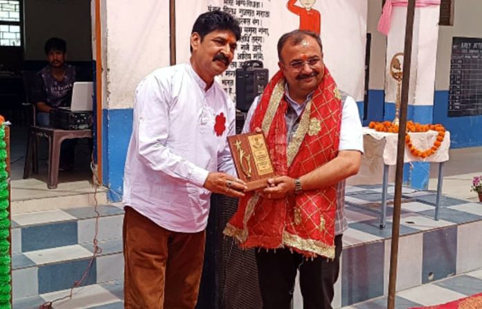 Bharat Bhushan (Vice President, Jammu Cantonment Board) presenting a memento to MLA Bahu, Vikram Randhawa.
