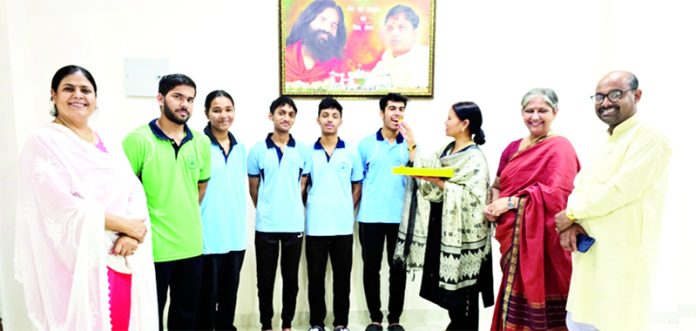 Teachers of Acharya Kulam extending best wishes to the students of the institute for bringing laurels in 10th and 12th class exams. Teachers of Acharya Kulam extending best wishes to the students of the institute for bringing laurels in 10th and 12th class exams.