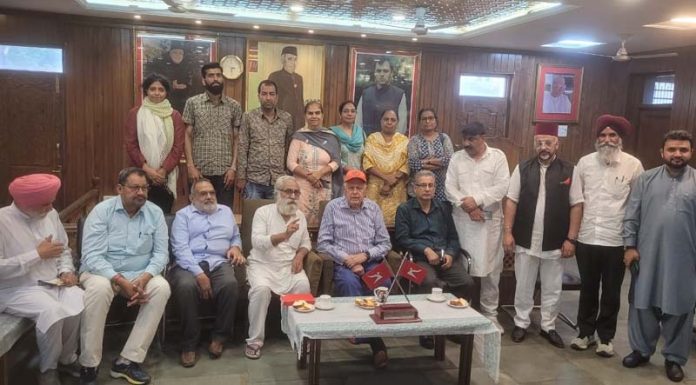 The delegation on Socialist Party of India during their meeting with Dr Farooq Abdullah in Srinagar. The delegation on Socialist Party of India during their meeting with Dr Farooq Abdullah in Srinagar.