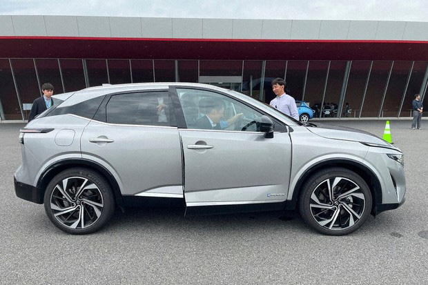 Japan's troubled automaker Nissan banks on hybrid EV technology Japan's troubled automaker Nissan banks on hybrid EV technology