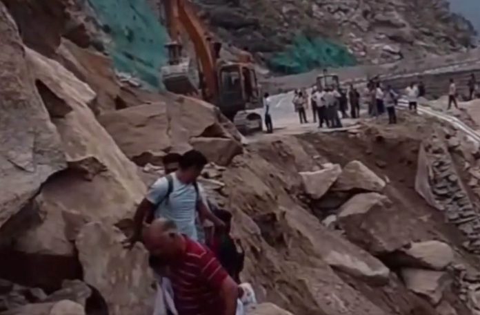 Massive Landslide Blocks Jammu-Kishtwar National Highway; Restoration Work In Progress Massive Landslide Blocks Jammu-Kishtwar National Highway; Restoration Work In Progress