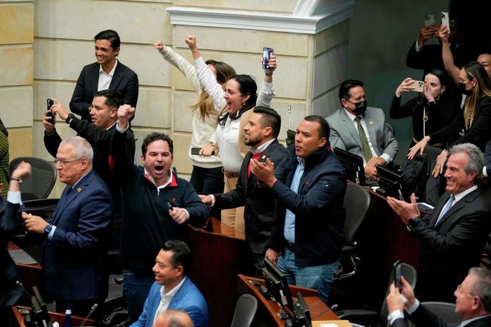 Colombian lawmakers reject president's labour reform referendum Colombian lawmakers reject president's labour reform referendum