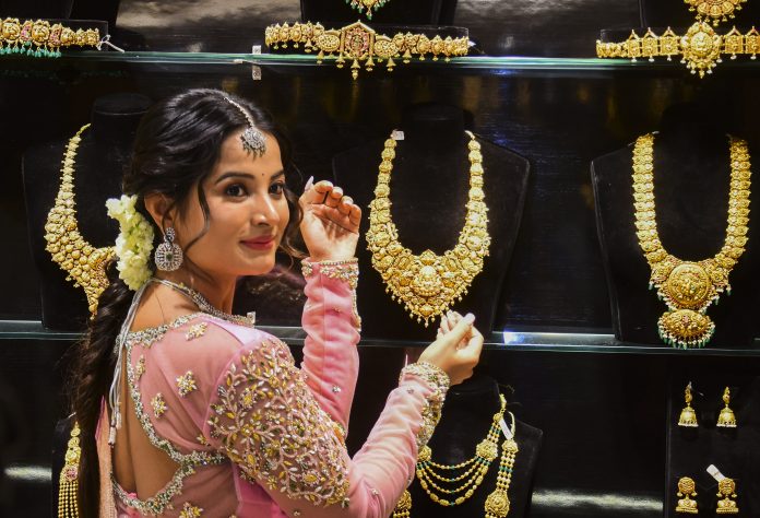 Gold surges Rs 950 to Rs 97,500/10 g amid firm global cues