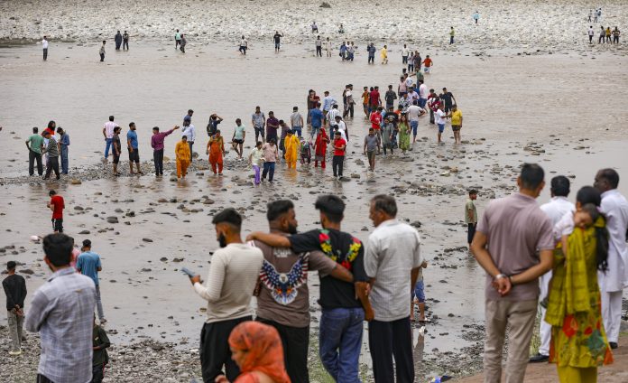 Jammu: Water level of Chenab river decreases