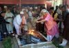 LG Manoj Sinha participating in the Mahayagya at Zeashta Devi Temple, Zeathyar Srinagar on Sunday. -Excelsior/Shakeel