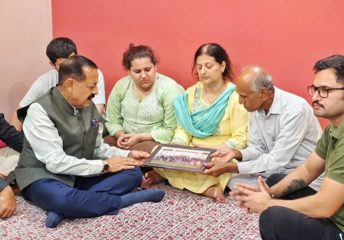 Union Minister, Dr Jitendra Singh presenting a group photo of Dr Thapa to his wife during a condolence visit to the house of late Civil Servant at Jammu on Monday.