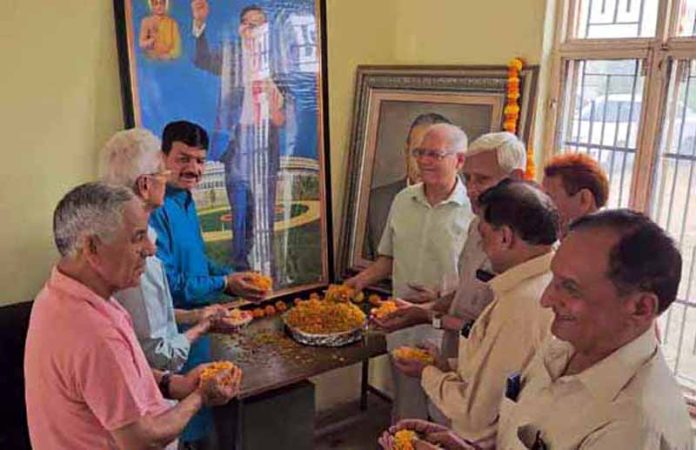 BDSA office bearers and other dignitaries paying floral tribute to Babu Parmanand in Jammu.