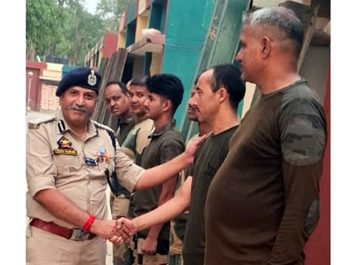 DIG JKS Range Shiv Kumar interacting with BSF Jawans during tour to border areas. DIG JKS Range Shiv Kumar interacting with BSF Jawans during tour to border areas.