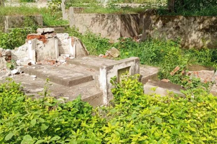 Around 100 graves belonging to Ahmadis desecrated in Pakistan Around 100 graves belonging to Ahmadis desecrated in Pakistan