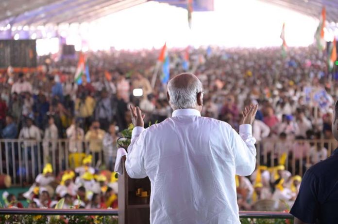 Congress president Mallikarjun Kharge addressing Samvidhan Bachao rally, in Ranchi on Tuesday. (UNI)
