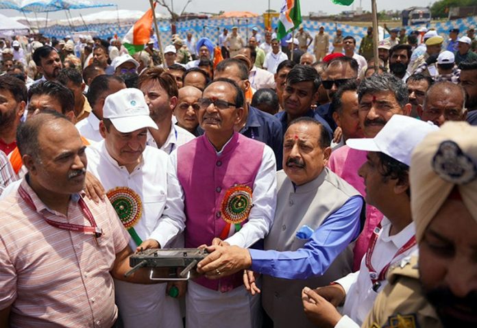 Union Ministers Shivraj Chouhan and Dr Jitendra Singh inaugurating newly established Farmer Producer Organization in R S Pura on Friday.