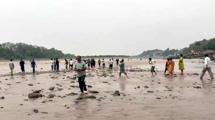 People walking on foot in river Chenab at Akhnoor as water level decreases to below knee on Monday. -Excelsior/Rakesh People walking on foot in river Chenab at Akhnoor as water level decreases to below knee on Monday. -Excelsior/Rakesh