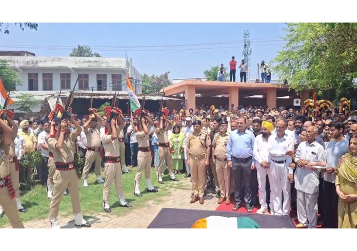 Senior JKAS officer Dr Raj Kumar Thapa being given guard of honour by policemen at Bantalab Cremation Ground in Jammu. - Excelsior/Rakesh