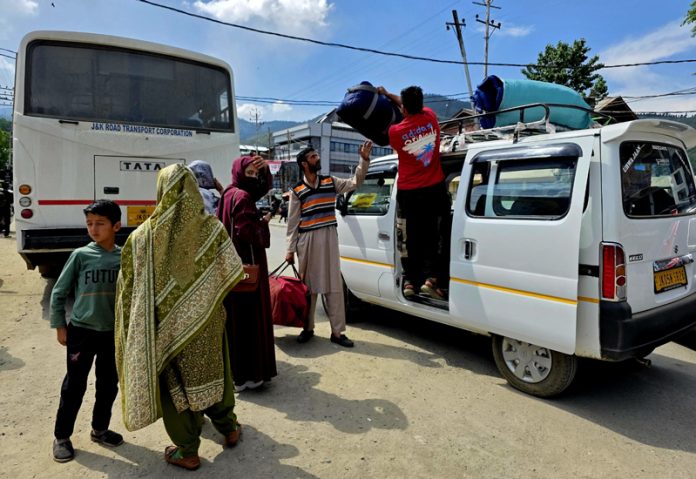Families return home after nearly five days in north LoC areas on Monday. —Excelsior/Abid Nabi