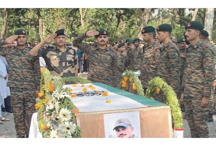 Army soldiers paying tribute to martyr Rfn Sunil Kumar at Purmandal. - Excelsior/Nischant Army soldiers paying tribute to martyr Rfn Sunil Kumar at Purmandal. - Excelsior/Nischant