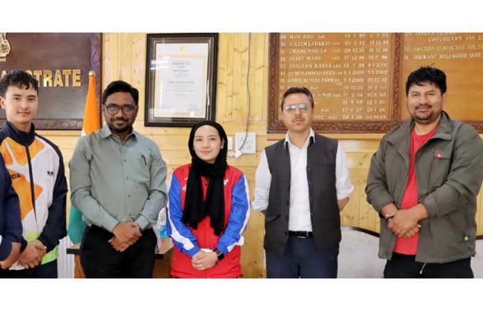 Shanaz Parveen and Sonam Chosphal being felicitated by Deputy Commissioner Kargil, Shrikant Suse.
