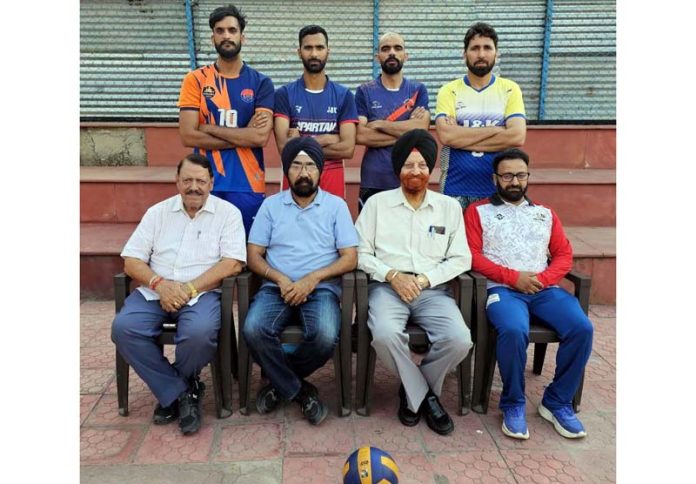 Selected players posing along with dignitaries.