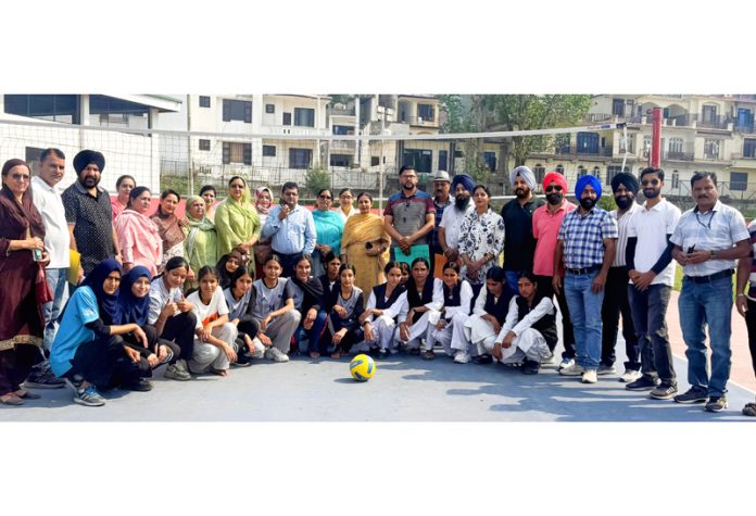 Players posing along with dignitaries at Poonch.