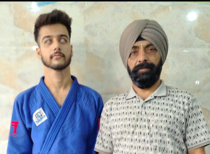 Para Judoka Anshuman Sharma posing along with Coach Suraj Bhan Singh. Para Judoka Anshuman Sharma posing along with Coach Suraj Bhan Singh.