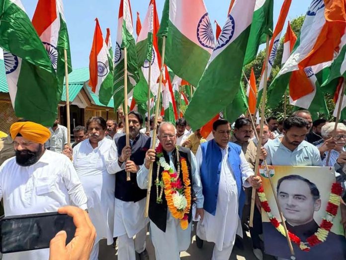 Senior Cong leaders and others taking out Jai Hind Yatra at Anantnag on Wednesday. -Excelsior/Sajad Dar