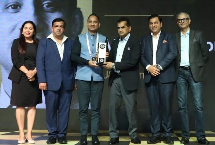 J&K Bank CISO Muneer Hassan Kongawani receiving an award in Goa on Monday. J&K Bank CISO Muneer Hassan Kongawani receiving an award in Goa on Monday.