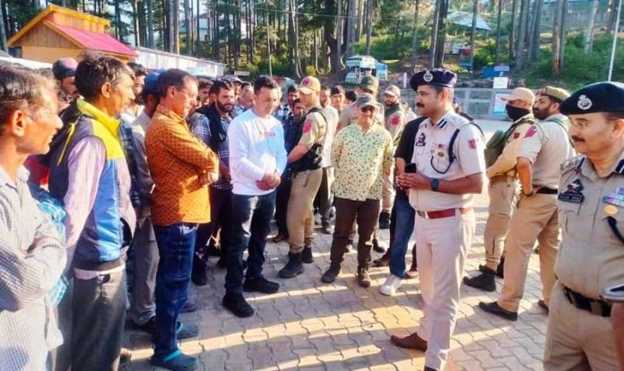 DIG Shridhar Patil interacting with shopkeepers at famous tourist destination Patnitop. DIG Shridhar Patil interacting with shopkeepers at famous tourist destination Patnitop.
