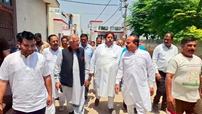 PCC president Tariq Hameed Karra along with other senior leaders during tour to border villages of district Samba. PCC president Tariq Hameed Karra along with other senior leaders during tour to border villages of district Samba.