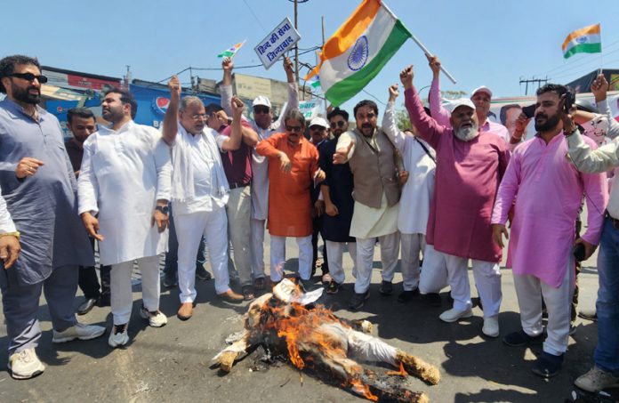 The activists of MRM torching effigy of Pakistan at Dogra Chowk Jammu on Monday. —Excelsior/Rakesh The activists of MRM torching effigy of Pakistan at Dogra Chowk Jammu on Monday. —Excelsior/Rakesh